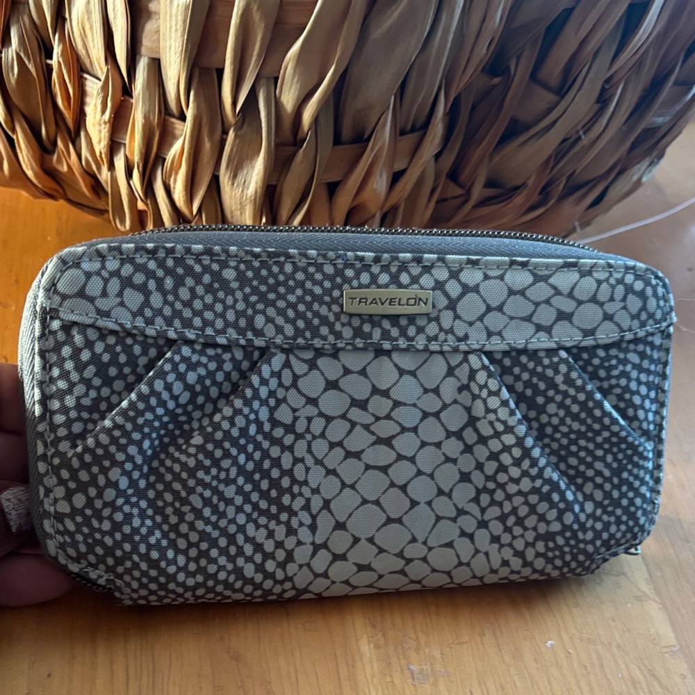 Travelon Gray Pebble-Print Cosmetic Wristlet